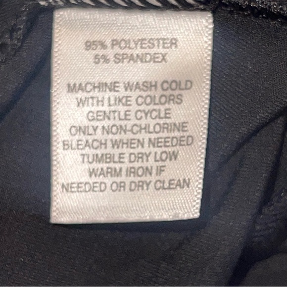 WHBM. Classic Black Skirt. Sz: XS. Stretchy. Figure flattering & forgiving 💕 - Picture 8 of 12